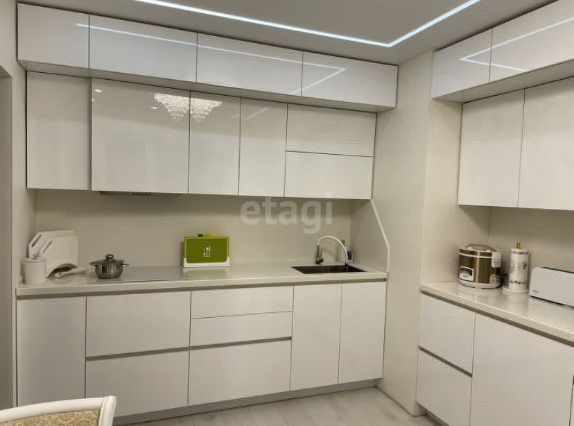 Продажа 4-комнатной квартиры, Южно-Сахалинск, Сахалинская область,  Южно-Сахалинск