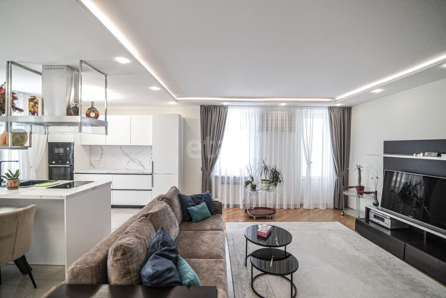 Продажа 4-комнатной квартиры, Южно-Сахалинск, Сахалинская область,  Южно-Сахалинск