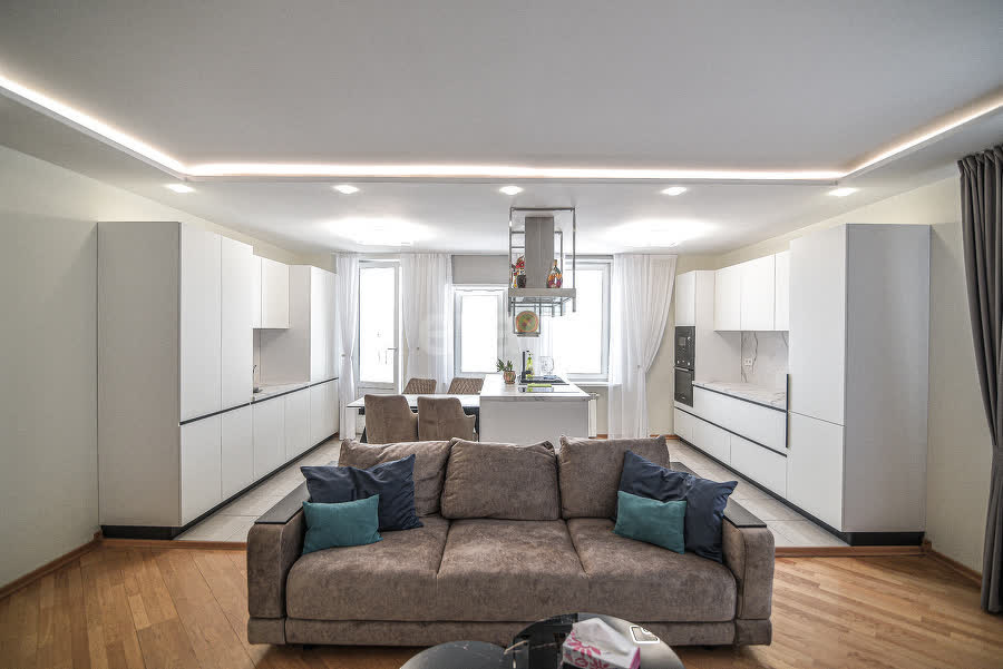 Продажа 4-комнатной квартиры, Южно-Сахалинск, Сахалинская область,  Южно-Сахалинск