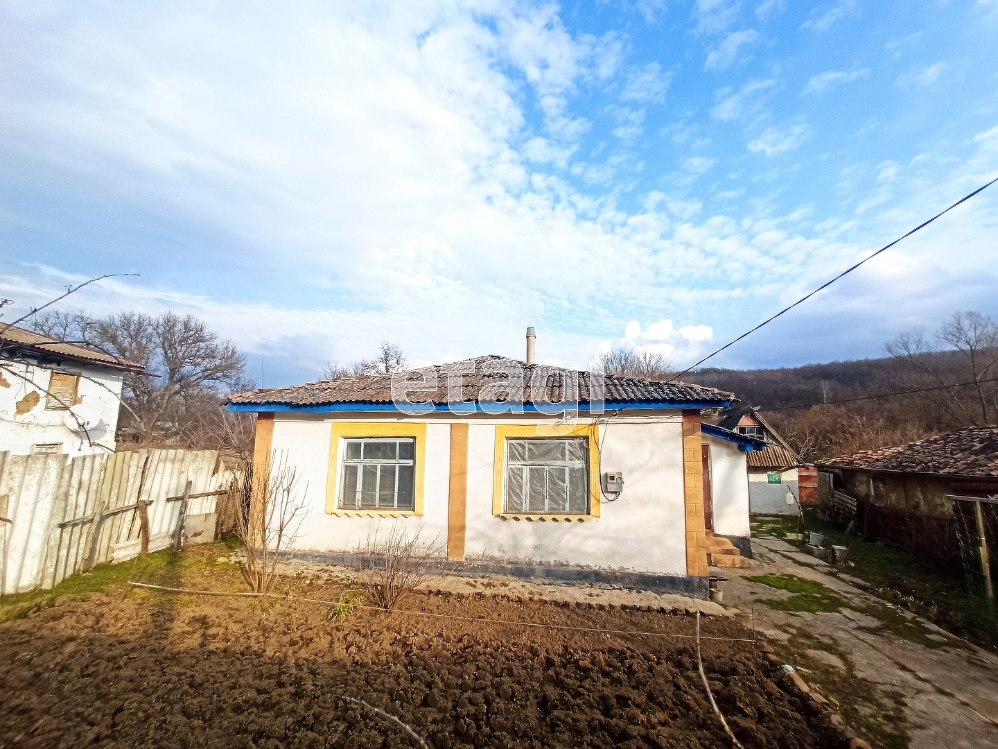 Купить загородную недвижимость в районе Богатое Ущелье село в Бахчисарае,  продажа недорого