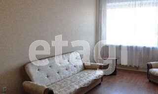 Квартиры в тюмени. Посуточная квартира. Квартиры на шевченко с черной гостиной. Суточная квартира самый дешевый. Не богатая однокомнатная квартира.